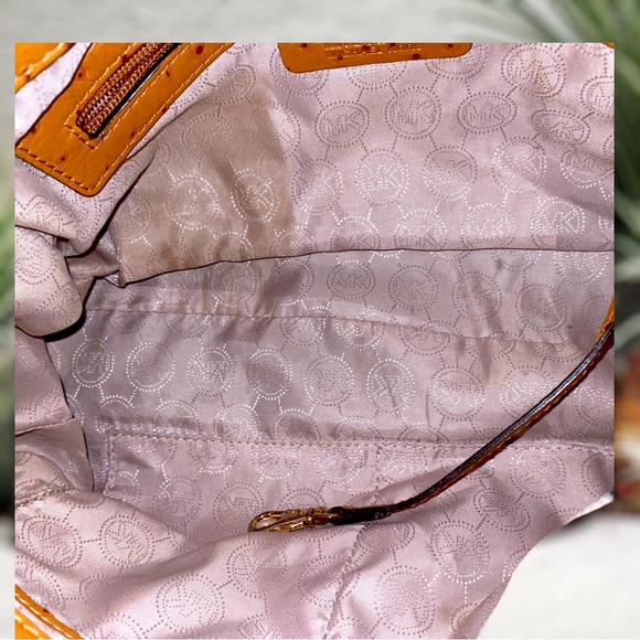 🚨‼️SOLD 🚨‼️ Michael Khors Ostrich Hamilton line leather purse - Picture 7 of 10